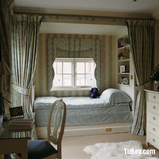 Classic-blue-and-cream-childs-bedroom-with-floor-to-ceiling-curtains-Homes--Gardens-Housetohome-9851c