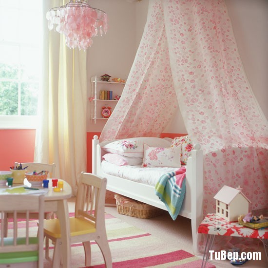 Classic-cream-and-pink-childs-bedroom-with-floral-bed-canopy-Homes--Gardens-Housetohome-9851c
