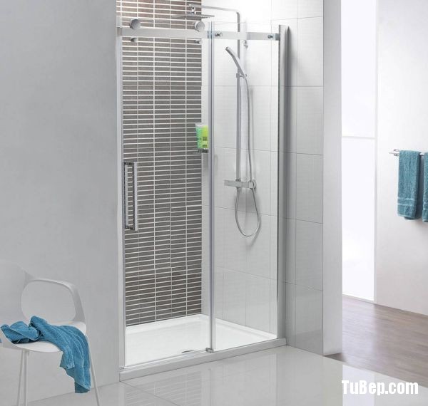 Compact-shower-space-with-a-polished-chrome-frame-and-clear--0f630