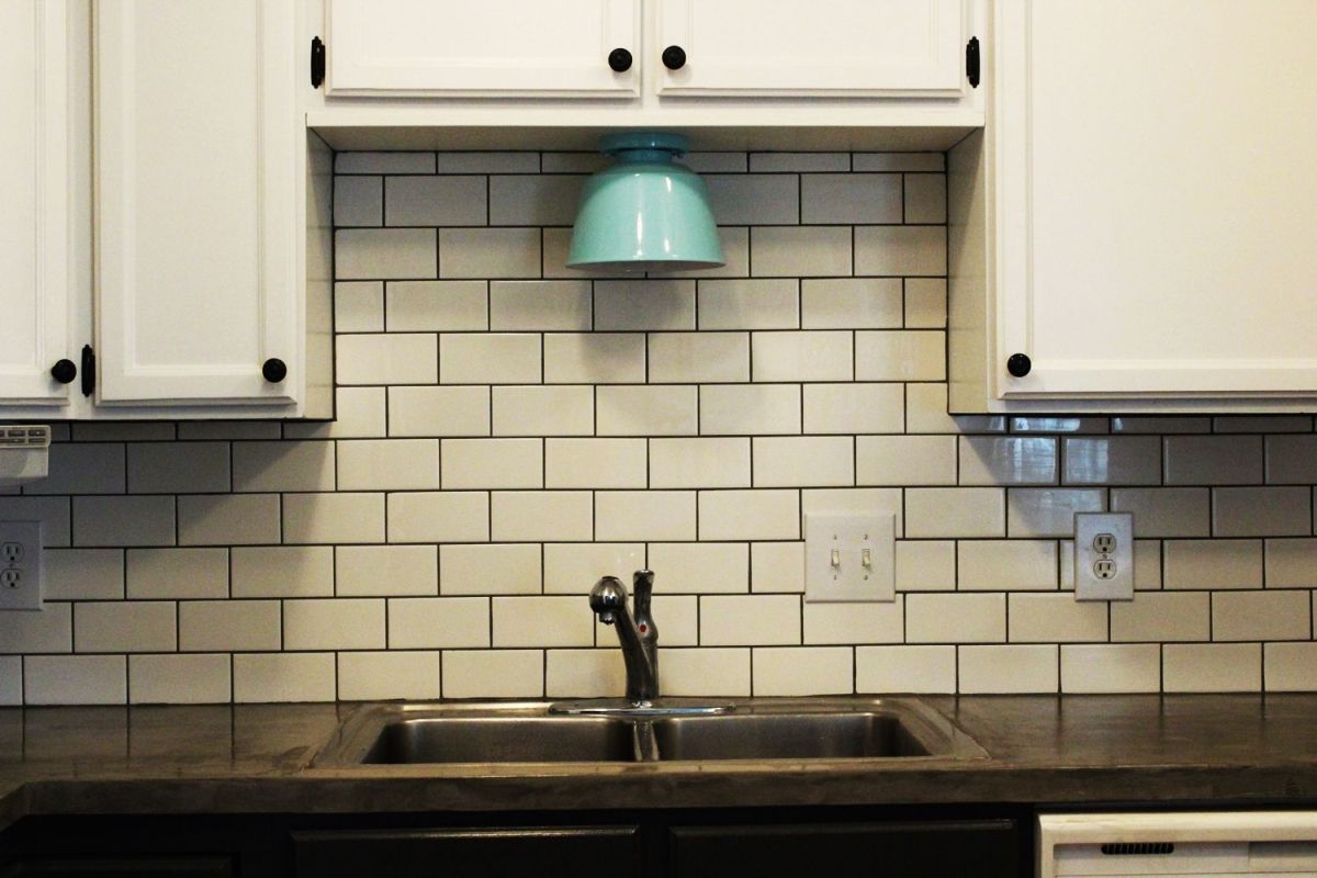 Modern-Subway-Tile-Kitchen-Backsplash