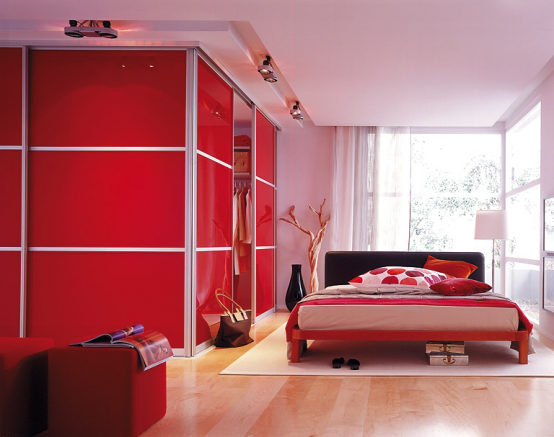 red-accents-in-bedrooms-24-554x437