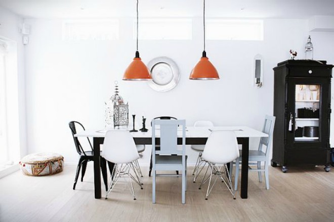 goi-y-nhung-mau-den-trang-tri-phong-khach-dep-nhat-different-chairs-around-dining-table-1508121762-width660height440