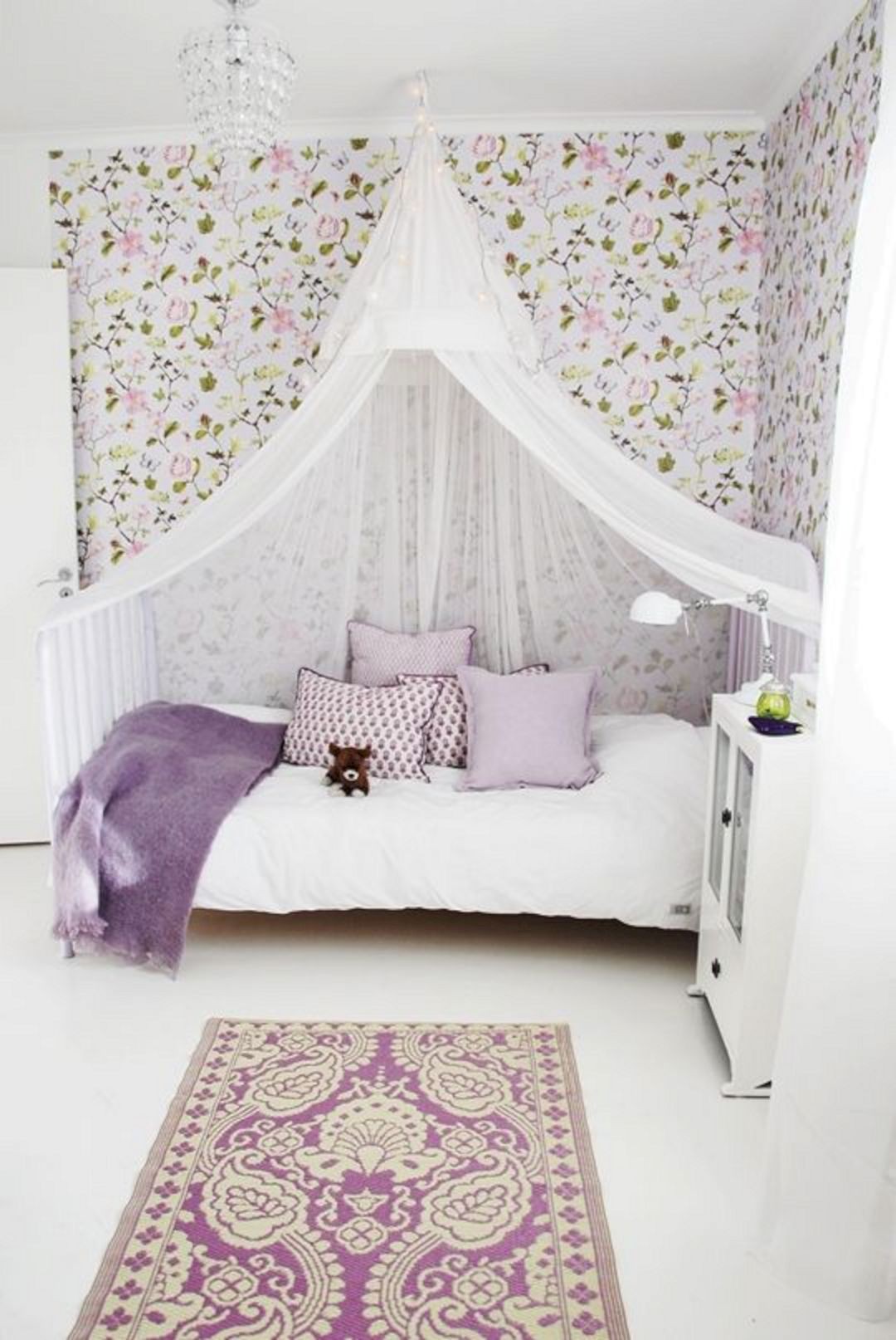little-girls-room-canopy-bed-22-1533698612958644074703